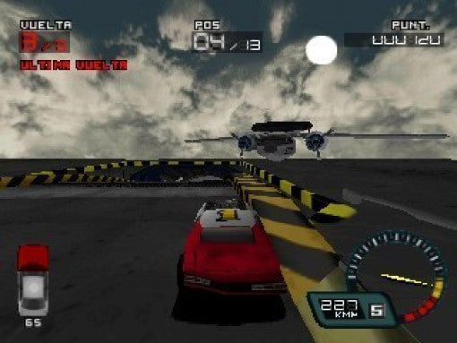 Ein rotes Auto fährt auf einer Rennstrecke, während ein großes Flugzeug tief über die Piste fliegt.