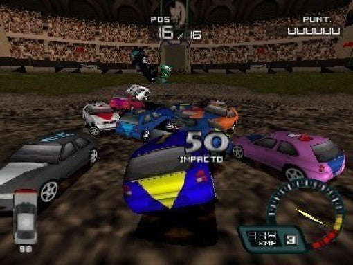 Mehrere demolierte Autos stehen in einer Arena, ein blaues Fahrzeug zeigt den Schriftzug "IMPACTO".