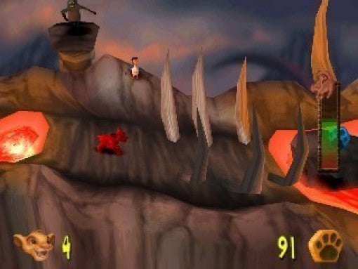 Der rote Simba läuft auf einem Felsvorsprung, umgeben von glühender Lava, mit Timon und Pumbaa im Hintergrund.