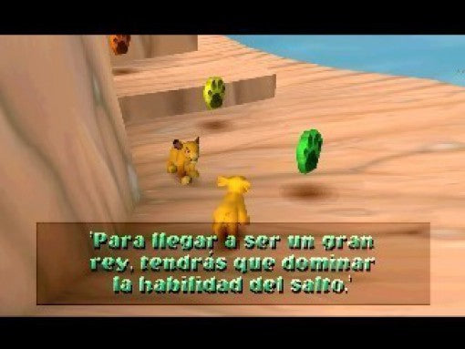Der junge Simba steht vor einer Treppe aus Felsen und lernt mit spanischem Text das Springen.