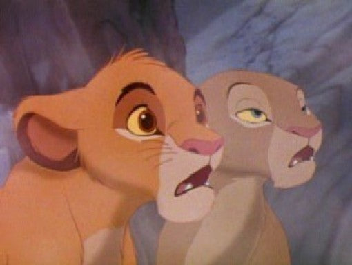 Der junge Simba und Nala blicken mit weit geöffneten Augen und Mündern überrascht zur Seite.