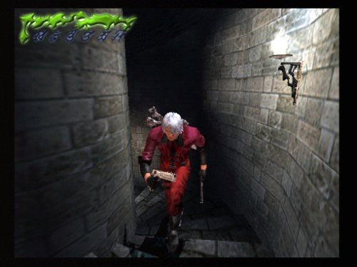 Dante, die Hauptfigur, geht in einem dunklen, gemauerten Gang mit einer Waffe in der Hand.