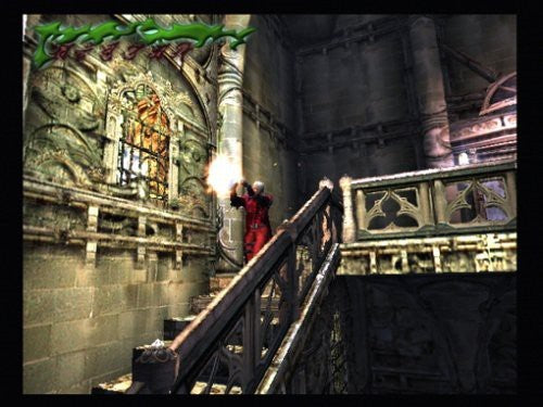 Dante schießt auf einer Treppe in einem gotischen Gebäude mit Buntglasfenstern.