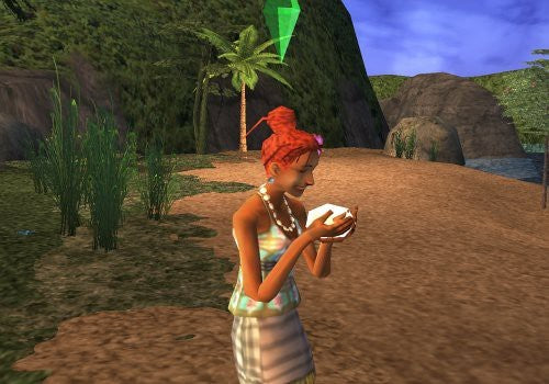Eine Sim-Frau mit rotem Haar hält am Strand eine große weiße Muschel in den Händen.