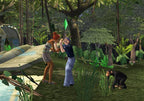 Zwei Sims unterhalten sich im Dschungel neben einem Flugzeugwrack, ein Affe sitzt im Gras.