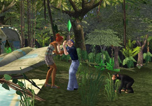 Zwei Sims unterhalten sich im Dschungel neben einem Flugzeugwrack, ein Affe sitzt im Gras.