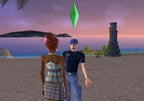 Zwei Sims unterhalten sich am Strand vor einem Meer mit Sonnenuntergang und Inseln im Hintergrund.