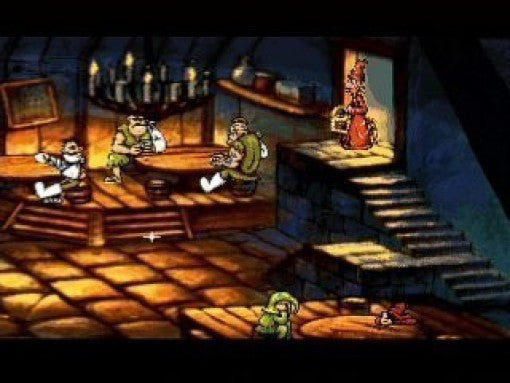 In Discworld 1 sitzen mehrere Charaktere an Tischen in einer rustikalen Kneipe, während ein weiterer die Treppe hinaufgeht.