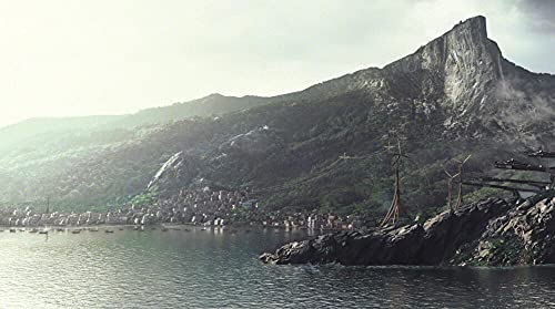 Eine malerische Küstenstadt mit Bergen im Hintergrund ist in Dishonored 2 zu sehen.