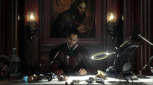In Dishonored 2 sitzt ein Mann an einem Tisch und arbeitet an kleinen Werkzeugen unter einer Lupe.