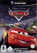Das Cover von Disney Cars für GameCube zeigt Lightning McQueen und Hook auf einer Rennstrecke, USK ab 3.
