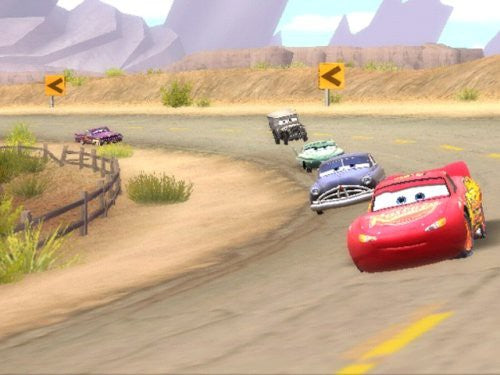 Lightning McQueen fährt ein Rennen gegen andere Autos auf einer kurvigen Wüstenstraße.