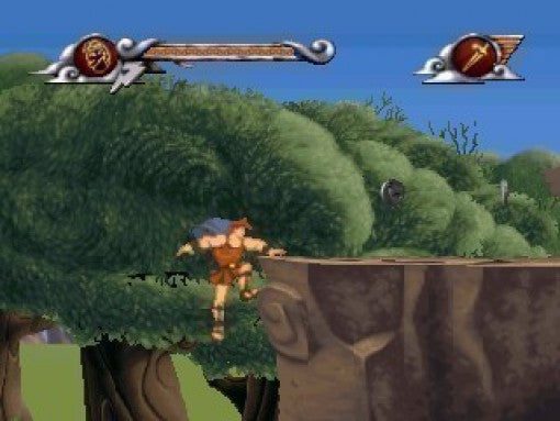 Hercules klettert an einem Felsvorsprung neben einem großen grünen Baum.