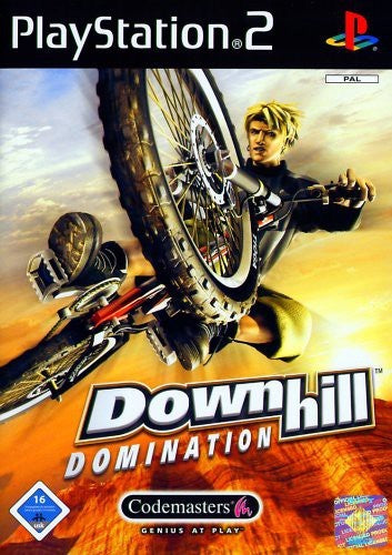 Das Cover von Downhill Domination für PlayStation 2 zeigt einen Mountainbiker, der ein Rad in die Luft streckt, USK ab 16.