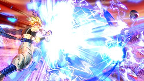 Ein goldhaariger Kämpfer entfesselt eine mächtige blaue Energiestrahl-Attacke nach rechts.