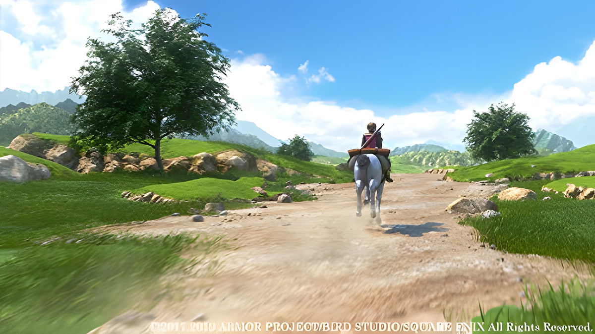 Ein Charakter reitet in Dragon Quest XI: Echoes of an Elusive Age S auf einem weißen Pferd durch eine grüne Landschaft.