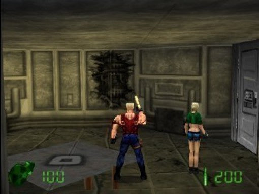 Duke Nukem und eine Frau stehen in einem metallischen Raum mit einer beschädigten Wand, Duke hält eine Waffe.