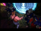 Duke Nukem in rotem Tanktop kämpft mit einem Messer gegen mehrere blau gepanzerte Alien-Gegner vor einem Portal.