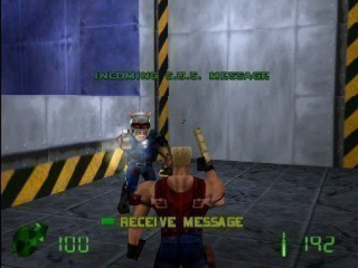 Duke Nukem steht einem kleinen Roboter-Alien gegenüber, während eine eingehende SOS-Nachricht auf dem Bildschirm erscheint.