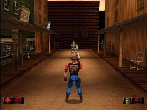 Duke Nukem im Cowboy-Outfit steht auf einer staubigen Straße in einer Westernstadt und zielt auf einen Gegner.