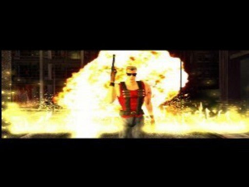 Duke Nukem mit Sonnenbrille und Waffe geht von einer großen Explosion weg, die hinter ihm lodert.