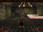 Duke Nukem steht in einem steinernen Raum mit zwei Gegnern und einem Tisch mit roter Decke.