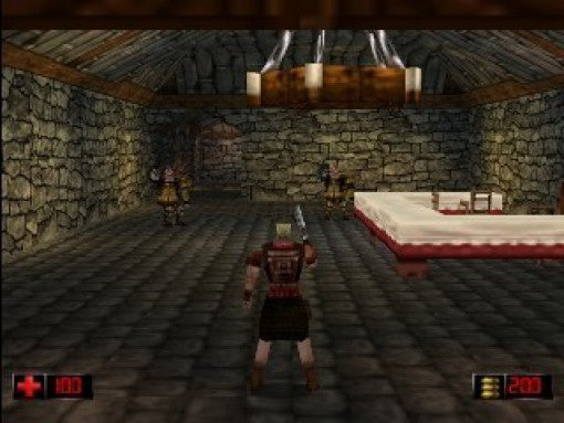 Duke Nukem steht in einem steinernen Raum mit zwei Gegnern und einem Tisch mit roter Decke.