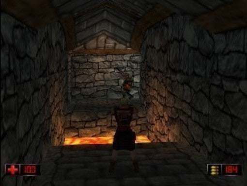 Duke Nukem steht in einem Steingang vor einem Gegner, im Hintergrund ist glühende Lava zu sehen.