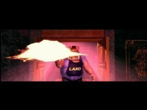 Ein feuerspeiender, übergewichtiger Gegner mit einem LARD-Shirt in einem Türrahmen.
