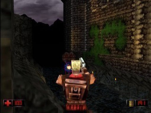 Duke Nukem in einer dunklen Schlossumgebung, von hinten gesehen, zielt auf einen Gegner.