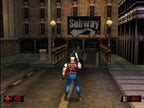 Duke Nukem steht vor einem Subway-Eingang und zielt auf einen Gegner auf einer Brücke.