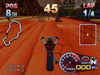 Ein futuristisches Motorrad fährt in Explosive Racing auf der PS1 über eine rote Wüstenstrecke.