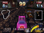 Ein pinkes Rennauto mit Lippen-Design fährt in Explosive Racing auf der PS1 über eine Pflasterstraße.