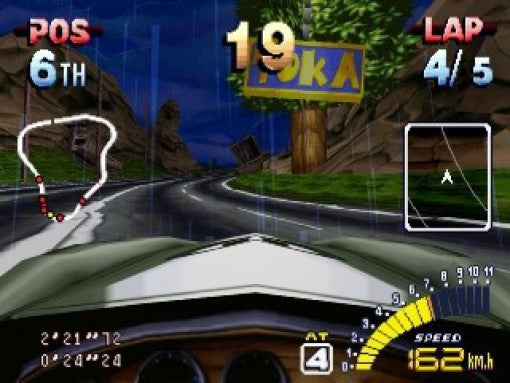 Ein Rennen in Explosive Racing auf der PS1 zeigt eine bergige Strecke bei Regen aus der Ich-Perspektive.
