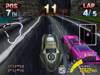 Zwei Rennwagen fahren in Explosive Racing auf der PS1 bei Regen auf einer Strecke, aus der Verfolgerperspektive.