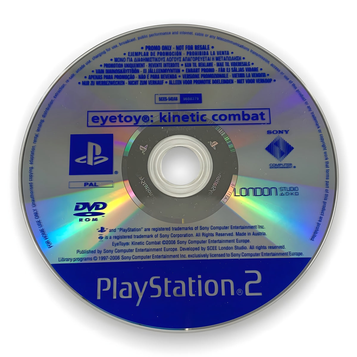 Der Datenträger von Eye Toy: Kinetic Combat für PS2 zeigt den Titel und das PlayStation 2 Logo auf blauem Grund.