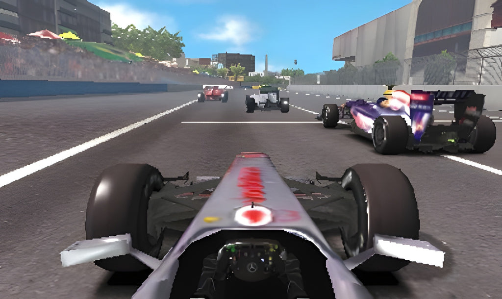 In F1 2011 ist die Cockpit-Ansicht eines Formel-1-Wagens während eines Rennens zu sehen.