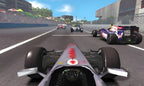 In F1 2011 ist die Cockpit-Ansicht eines Formel-1-Wagens während eines Rennens zu sehen.