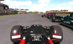 F1 2011 zeigt eine Cockpit-Perspektive mit Blick auf die Rennstrecke und andere Wagen.