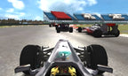 Eine Verfolger-Perspektive in F1 2011 zeigt den eigenen Wagen und zwei Konkurrenten.