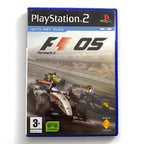 Das Cover von F1 / Formula 1 05 für PS2 zeigt drei Formel-1-Wagen auf einer Rennstrecke, PEGI 3.