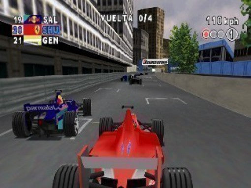 Ein roter Formel-1-Wagen fährt auf einem Stadtkurs, verfolgt von weiteren Rennwagen und Gebäuden.