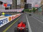 Ein roter Formel-1-Wagen fährt auf einem Stadtkurs mit Zuschauertribünen und Hochhäusern im Hintergrund.
