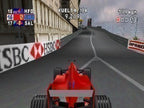Ein roter Formel-1-Wagen fährt auf einem Stadtkurs bergauf in eine Rechtskurve, mit Gebäuden im Hintergrund.