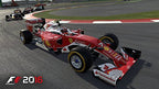 Ein roter Formel-1-Wagen mit der Nummer 7 fährt in einer Kurve, weitere Wagen folgen im Hintergrund.