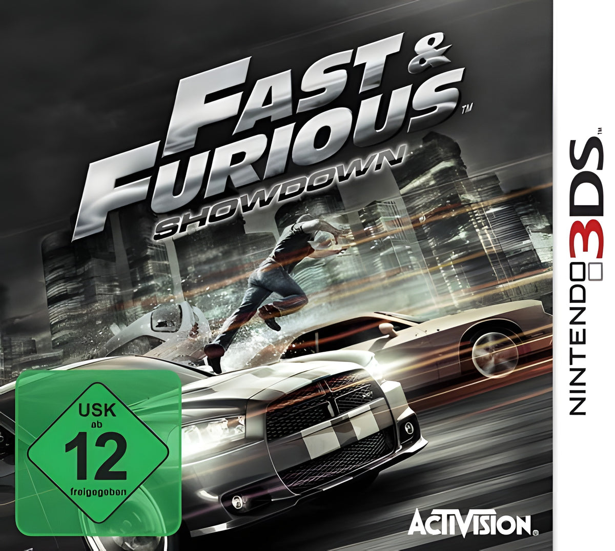 Das Cover von Fast & Furious: Showdown für Nintendo 3DS zeigt einen Mann, der über ein Auto springt, USK ab 12.