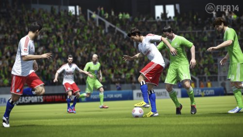 Eine Spielszene aus Fifa 14 zeigt mehrere Fussballer in weissen und grünen Trikots auf dem Spielfeld im Stadion.