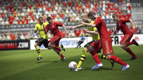 In Fifa 14 kämpfen Fussballer in roten und gelben Trikots um den Ball vor einer Zuschauerkulisse.