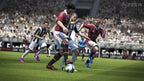 Fifa 14 zeigt einen Zweikampf um den Ball zwischen drei Fussballern auf dem Spielfeld.