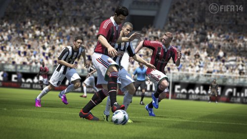 Fifa 14 zeigt einen Zweikampf um den Ball zwischen drei Fussballern auf dem Spielfeld.